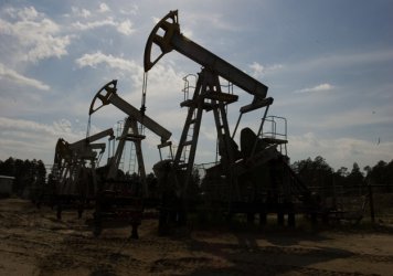 Русия обмисля дали да не намали петролния си добив