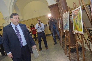 Главният прокурор откри изложбата, подредена пред кабинета му в Съдебната палата, на  възпитаниците на Художествената гимназия в София. Сн. БГНЕС