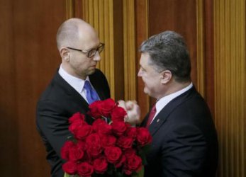 Яценюк (вляво) получава поздравления от Пооршенко.