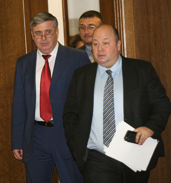 Градският прокурор Христо Динев (на преден план), заместникът му Чавдар Ангелов (вляво) и директорът на СДВР Младен Маринов (зад тях). Снимка: БГНЕС