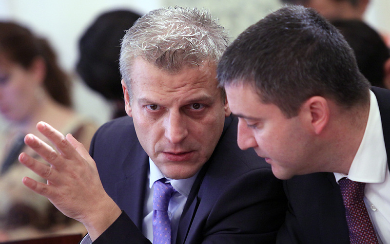 Министрите на здравеопазването и на финансите Петър Москов и Владислав Горанов по време на заседанието на комисията