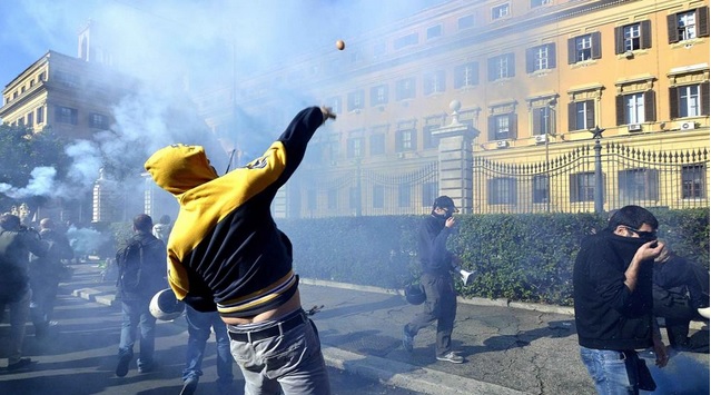 Протести срещу правителството прераснаха в сблъсъци в италиански градове