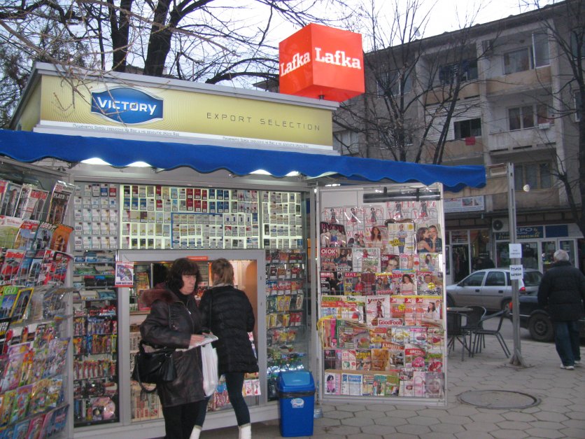 Веригата Lafka, чийто скрит собственик се смята, че е Делян Пеевски, завзема и контрола върху продажбата на печатни издания в България.
