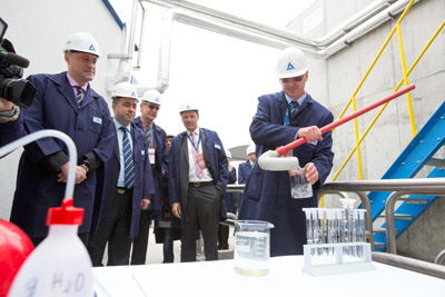 Лукарски и ръководствотро на "Аурубис" провериха качеството на водата в пречиствателната станция. 