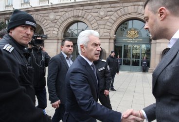 Волен Сидеров и Николай Бареков се ръкуват пред президентството през ноември 2013-та.