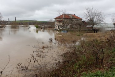 Ситуацията в Южна България остава критична