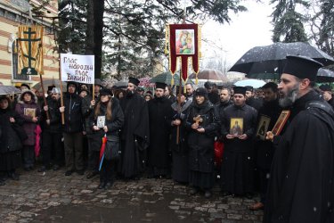 И във вторник недоволни протестираха срещу издигането на архимандрит Дионисий. Снимка: БГНЕС