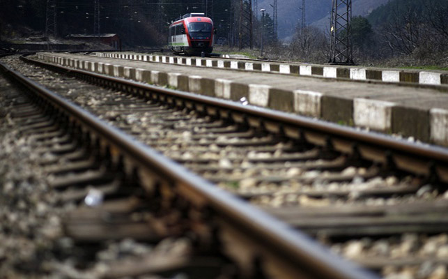 Дерайлирал вагон-цистерна спря влаковете между Ракево и Бойчиновци