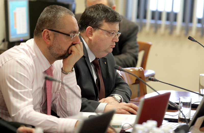 Председателят на етичната комисия при ВСС Ясен Тодоров и главния прокурор Сотир Цацаров по време на заседание на ВСС.