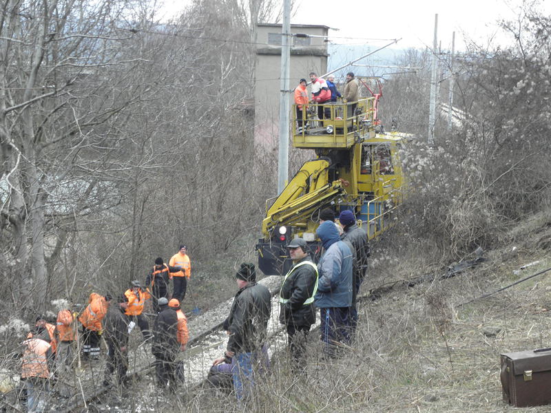 Работници разчистват ЖП линията след вчерашния инцидент.