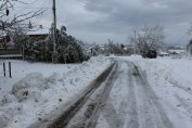 Снегът затвори пътища в Северна България и забави полетите от София