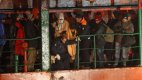 Изоставен кораб с 450 нелегални имигранти край Италия е насочен към брега