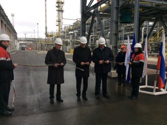 Божидар Лукарски открива комплекс за дълбочинна преработка на нефт в "Лукойл Нефтохим Бургас“. Сн. Министерство на икономиката.