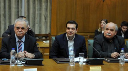 Алексис Ципрас (в средата) по време на първото заседание на правителството си в сряда.