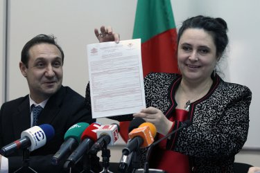 Боряна Георгиева показва новите ванъчни формуляри, сн. БГНЕС