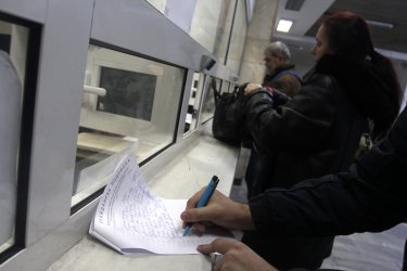 Пътници се подписваха в гражданската петиция срещу спирането на влакове на БДЖ, сн. БГНЕС