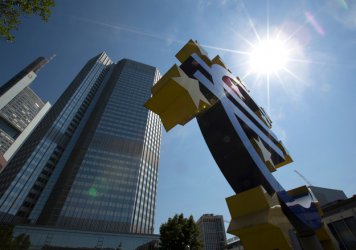 Как ЕЦБ крепи Атина "на повърхността"