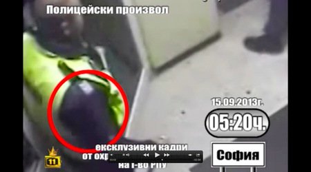Кадър от репортажа на "Господари на ефира", в който ясно се вижда здравата униформа на полицай Кристиян Стоянов, след като е арестувал Александра Стоилова.