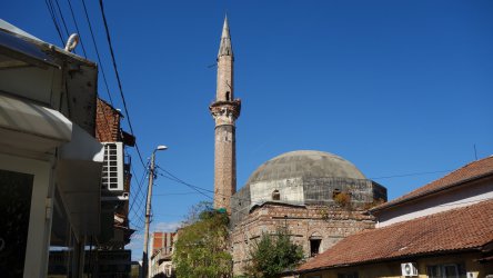Джамията "Фетих Мехмед" с рушащото се минаре в Кюстендил
