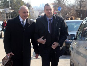 Цветлин Йовчев (в дясно) заедна с адвоката си на влизане в следствието. Сн. БГНЕС