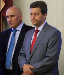 Петър Андронов (вдясно) пое председателското място в Асоциацията на банките в България от Левон Хампарцумян (вляво). Сн. БГНЕС