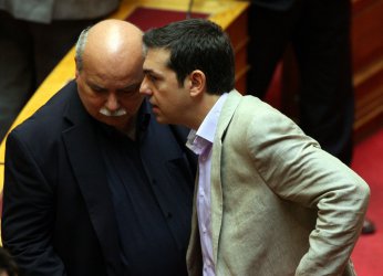 Министърът на вътрешните работи Никос Вуцис и премиерът Алексис Ципрас