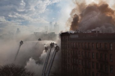Газова експлозия срути две сгради в Ню Йорк