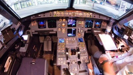 Трябва ли да е задължително присъствието на поне двама в кабината на самолета
