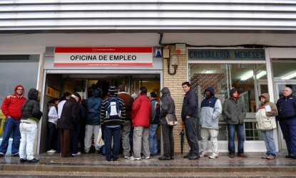 Безработицата в Испания е продължила да намалява през март