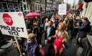 Проститутки в Амстердам на протест срещу затварянето на витрините им