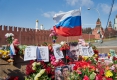 Стотици московчани се поклониха пред паметта на Немцов на Големия Москворецки мост