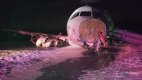25 души в болница след кацане на самолет извън пистата на канадско летище