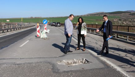 Министър Лиляна Павлова гледа ямата на виадукта "Елещница" на магистрала "Хемус"