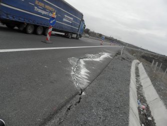 В началото на април се появи пукнатина и на един от новите участъци на магистрала "Струма".