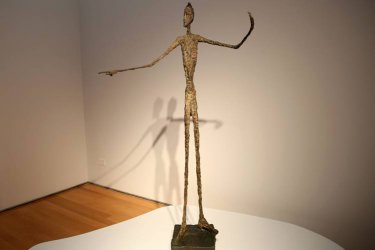 80-сантиметровата скулптура на Джакомети "Сочещият човек" .