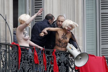 Акцията на активистките от "Фемен" на балкона на площад "Опера", сн. ЕПА/БГНЕС