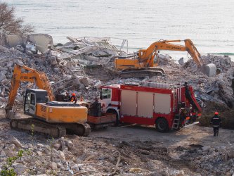 Умишлено е съборен хотелът, затрупал живи четирима работници