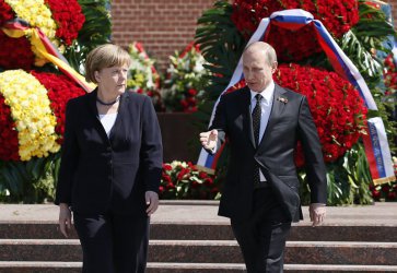 Меркел и Путин почетоха в Москва жертвите на Втората световна война, сн. ЕПА/БГНЕС