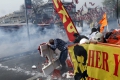 Водни струи и гумени куршуми в Истанбул по неразрешен първомайски протест