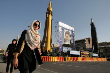 Техеран забранява някои от забавните неща в живота, иранците така или иначе ги правят