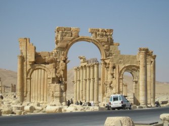Сирийската авиация обстрелва сгради във и около завзетата от джихадистите Палмира