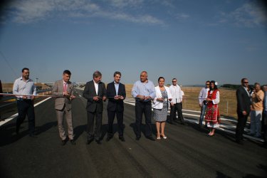 Премиерът Бойко Борисов преряза лентата на магистрала "Тракия" от Стара Загора до Нова Загора през 2012 г., но три години по-късно част от него вече е на вълни 