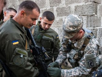 Въпреки раздразнението на Русия САЩ усъвършенстват украинските бойни умения
