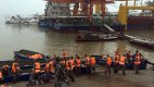 Кораб с 450 души на борда потъна в  Яндзъ, стотици се издирват