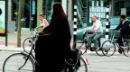 Холандското правителство одобри частична забрана за носене на ислямско покривало на публични места