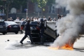 Френски таксиметрови шофьори блокираха страната в протест срещу Uber