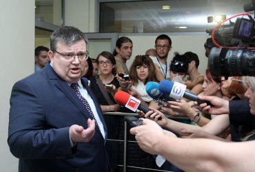 Сотир Цацаров разговаря с журналистите пред ВСС