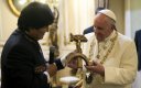 Папата не бил оскърбен от подарения му от Моралес "комунистически кръст"