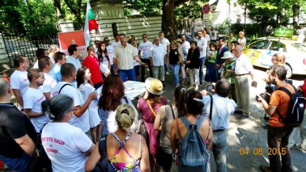 Няколко десетки столичани се подписаха под искането за отваряне на парка на резиденция "Лозенец"