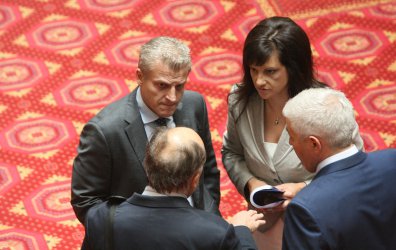 Петър Москов и заместниците му с председателя на здравната комисия Даниела Дариткова в парламента, сн. БГНЕС